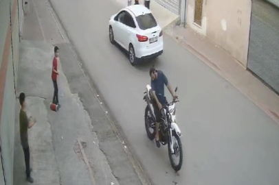 Adana'da motosiklet sürücüsünün kafasına takılan uçurtma kazaya neden oldu