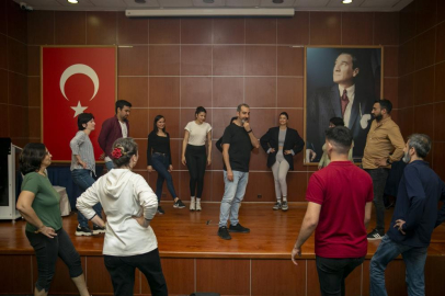 Mersin Büyükşehir Belediyesi Şehir Tiyatrosu, yeni oyununu kursiyerlerle sahnelemek için hazırlanıyor