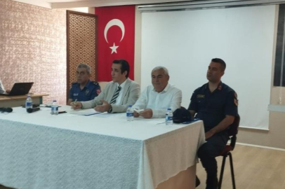 Bozyazı Kaymakamı Tuncay Topsakaloğlu, mahalle muhtarlarıyla toplantı yaptı