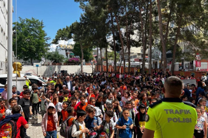 Hatay'ın Samandağ ilçesinde ilkokul öğrencilerine trafik eğitimi verildi