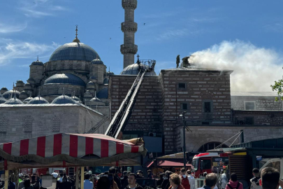 Eminönü'nde Tarihi Mısır Çarşısı'nın çatısında yangın çıktı