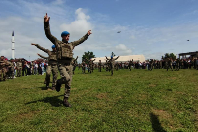 Kosova'da KFOR Görevlisi Türk Askerleri, 19 Mayıs'ı Zeybek oynayarak kutladı