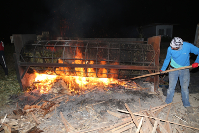 Taze buğday başakları odun ateşinde firiğe dönüşüyor