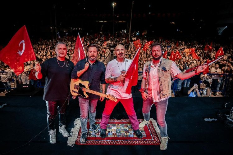 Adana'da 19 Mayıs coşkusu meşaleli yürüyüş ve Gripin konseriyle sürdü 2