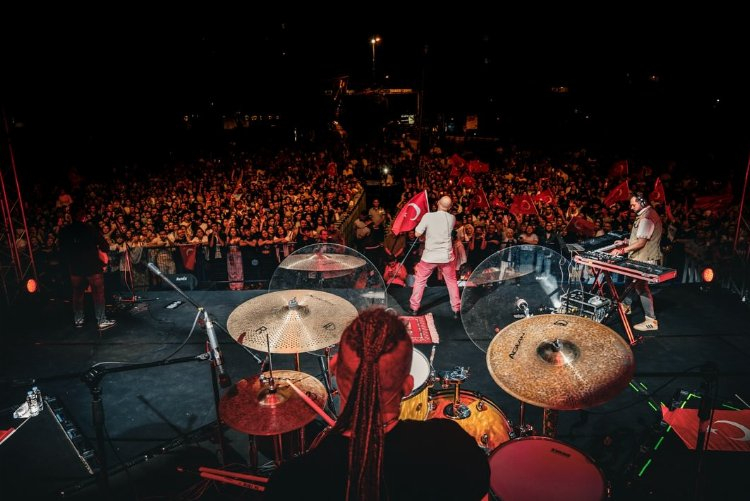 Adana'da 19 Mayıs coşkusu meşaleli yürüyüş ve Gripin konseriyle sürdü 3