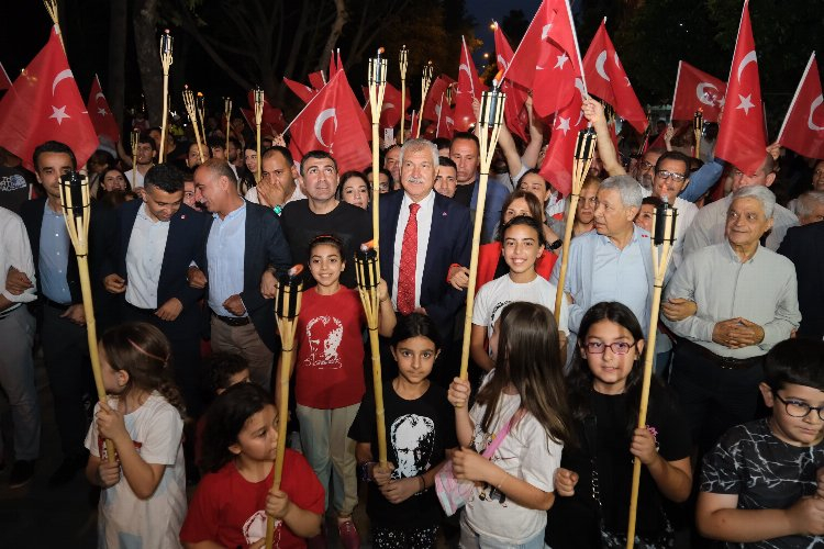 Adana'da 19 Mayıs coşkusu meşaleli yürüyüş ve Gripin konseriyle sürdü 4