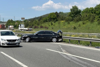 TEM Otoyolu'nda Milli Eğitim Bakanı Yusuf Tekin'in makam aracı ciple çarpıştı