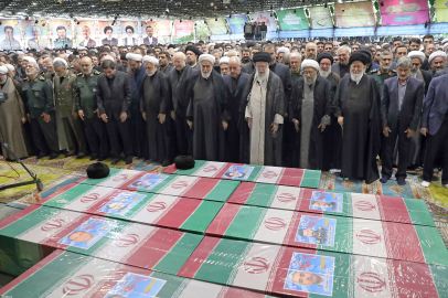 İran dini lideri Hamaney, Cumhurbaşkanı Reisi'nin cenaze namazını kıldırdı