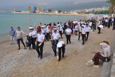 Mersin'de öğrenciler ve sahil güvenlik ekipleri çevre temizliği yaptı