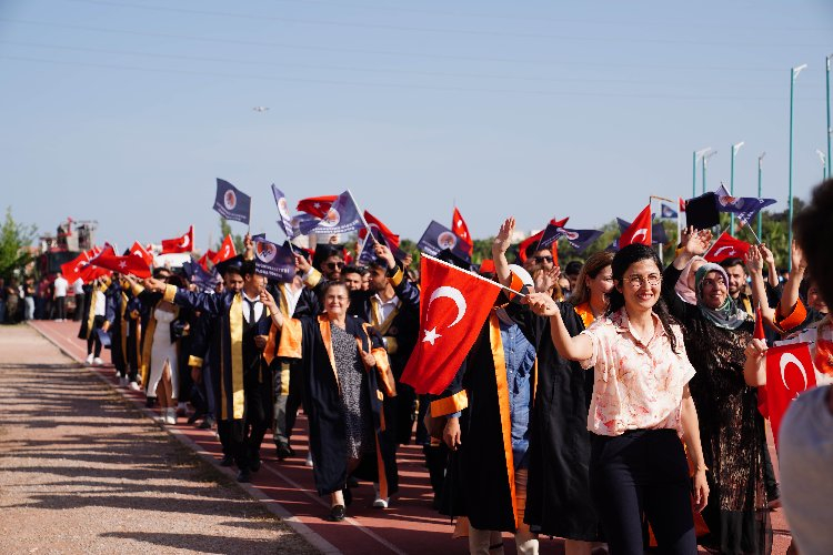 Mersin Üniversitesi 2024 yılı mezuniyet töreni büyük coşkuyla gerçekleşti 3