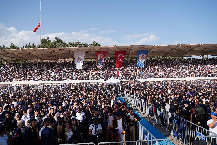 Mersin Üniversitesi 2024 yılı mezuniyet töreni büyük coşkuyla gerçekleşti 4