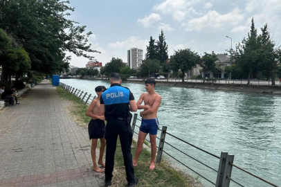 Adana'da sıcaklık artışı nedeniyle sulama kanallarına giren gençlere polis uyarısı