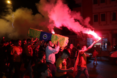 Fenerbahçe bayraklı tabutla şampiyonluğu kutladılar