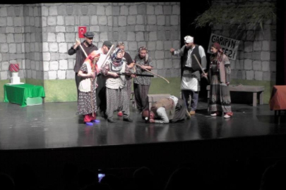 Adanalı Recep Bilginer’in yazdığı iki perdeden oluşan oyun Seyhan Belediyesi Yaşar Kemal Kültür Merkezi’nde sahnelendi.