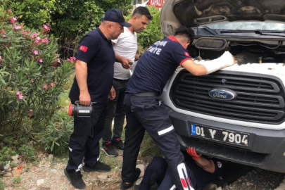 Kozan'da hafif ticari araca sıkışan yavru kediyi CANKUR kurtardı