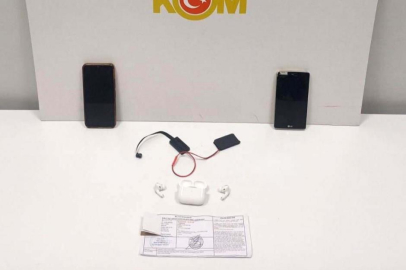 Ehliyet sınavına düzenekle giren kadın yakalandı