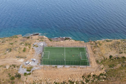 Mersin'de denize sıfır halı sahada maç keyfi