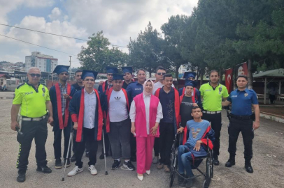 Kozan'da Polisler, özel eğitim sınıfı mezuniyet töreninde öğrencilerin sevincine ortak oldu