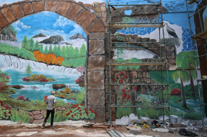 Depremlerden etkilenen İskenderun'da duvarlara ressam dokunuşu