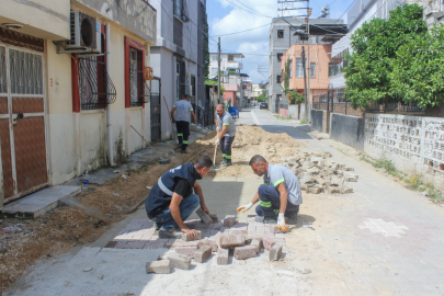 Seyhan’da, parke yenileme ve düzenleme çalışmaları sürüyor