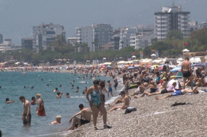 Dünyaca ünlü Konyaaltı sahilinde Haziran yoğunluğu