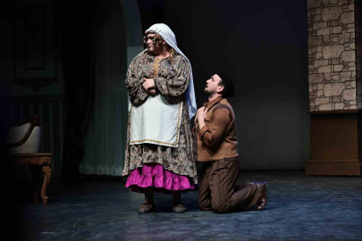 Denizli Büyükşehir Belediyesi Şehir Tiyatrosu, sezonu "Aşk ve Gurur" ile kapattı