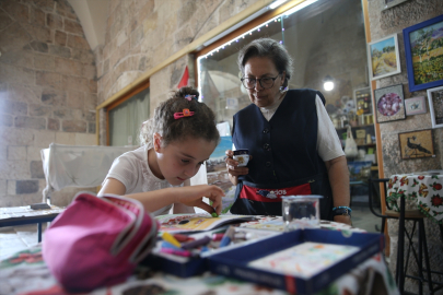 Emekli öğretmen, tarihi külliyede açtığı atölyede çocukları sanatla tanıştırıyor