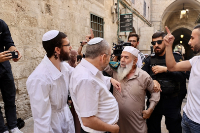 Binden fazla fanatik Yahudi'den Mescid-i Aksa'ya baskın