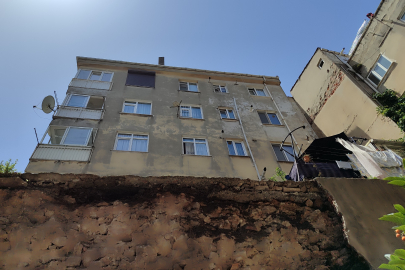 Fatih'te istinat duvarı çöktü: Tarihi yapı ortaya çıktı, bir bina boşaltıldı