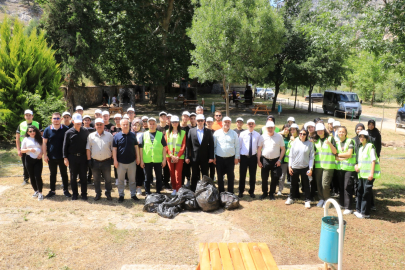 Pozantı'da Dünya Çevre Günü etkinliği: Belediye personeli ve öğrenciler çöp topladı