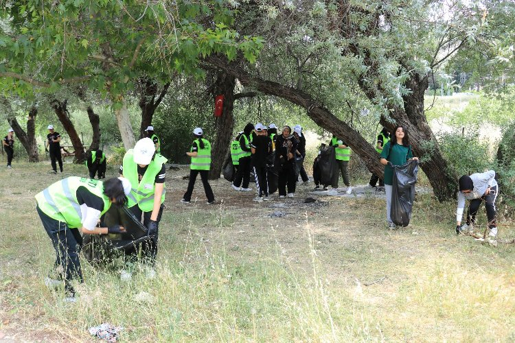 Pozantı'da Dünya Çevre Günü etkinliği Belediye Personeli ve öğrenciler çöp topladı 2