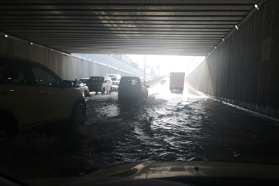 Adana'da karayolu alt geçidini su bastı, trafik akışı aksadı