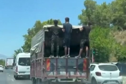 Alanya'da tehlikeli yolculuk: Kamyonetin kasasına tutunarak seyreden şahıslar kameraya yansıdı