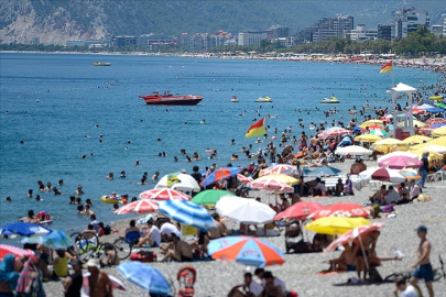 Antalya'da sıcak hava ve nemden bunalanlar sahillere akın etti