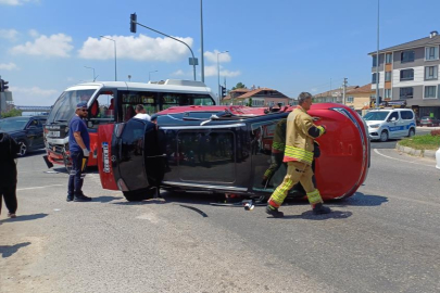 Eskişehir’de porselen kamyonu ile otomobil çarpıştı: 4 kişi yaralandı