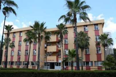 Adana’da KYK’da kalan öğrenciler sıcaktan yerde yatıyor