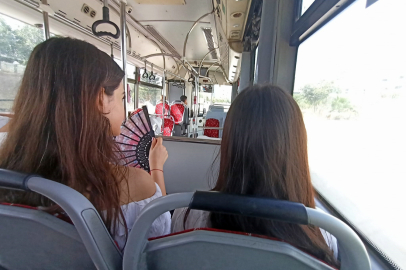 Adana Büyükşehir’in otobüsleri, vatandaşları sıcak havalarda canından bezdiriyor