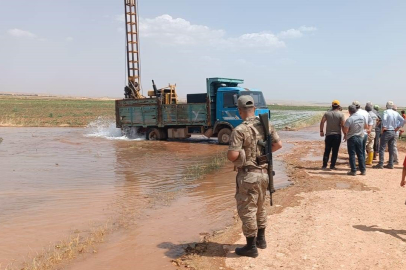 Taban suyunu ölçmek isteyen işçiler sondajı su borusuna vurdu tarlalar su içinde kaldı