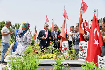 Osmaniye’de şehitler ile depremde hayatını kaybedenlerin kabri ziyaret edildi