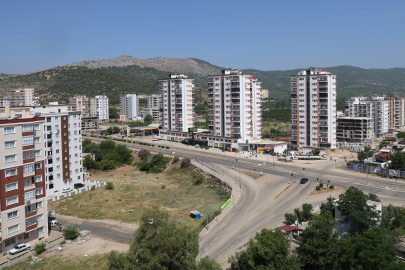 Adana'nın Kozan ilçesi sıcaklığın 50 dereceye ulaştığı Kurban Bayramı'nda tenhalaştı