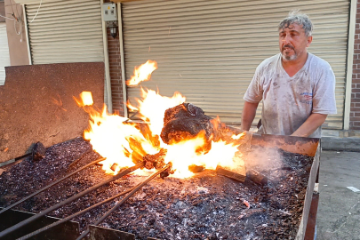 Adana’da 100 dereceyi bulan sıcaklıkta kelle ütüyorlar