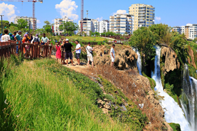 Düden Şelalesi tatilci akınına uğradı