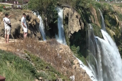 Düden Şelalesi tatilci akınına uğradı