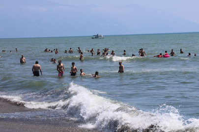 Samandağ sahilinde bayram yoğunluğu yaşandı