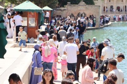Şanlıurfa'daki Balıklıgöl, Kurban Bayramı'nda binlerce ziyaretçiyi ağırladı