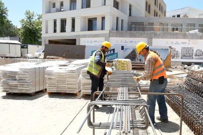 Çevre Bakanlığı, depremlerden etkilenen şehirlerde şehir meydanlarını yeniden inşa ediyor