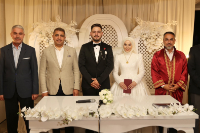 Nikahlarını Belediye Başkanı Kenan Sübekçi'nin kıydı, şahitliği Vali Selçuk Aslan yaptı