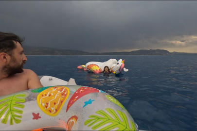 Salda Gölü'nde deniz simidiyle sürüklenen çocuğu tatilci kurtardı