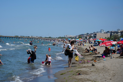 Samsun sahilleri, sıcaktan bunalanları serinletiyor