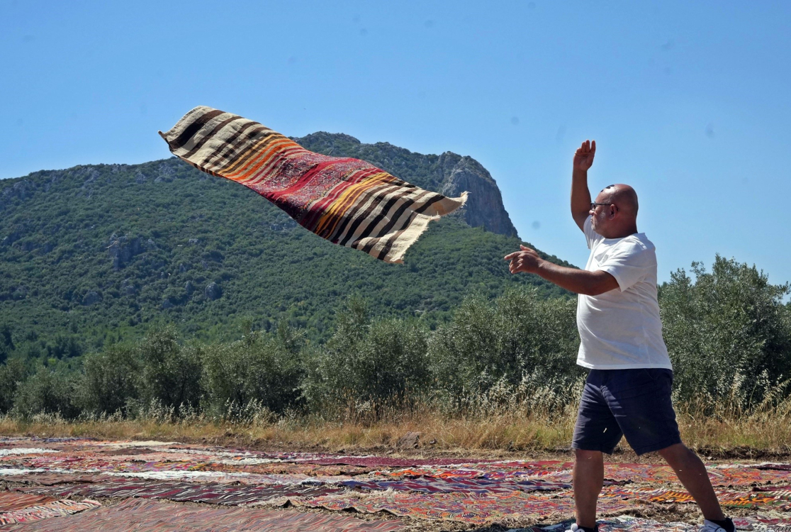 Antalya'nın güneş altında renklenen el dokuma halı ve kilimleri ABD'ye ihraç ediliyor